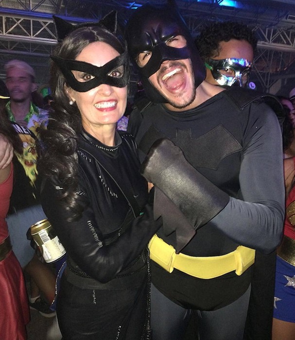 Fátima Bernardes vai de Mulher-Gato em festa à fantasia com o namorado